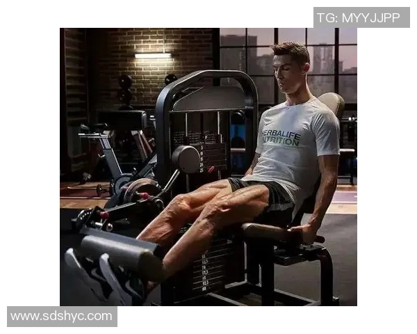 身上强壮的足球明星如何通过训练与饮食塑造完美体型与竞技状态